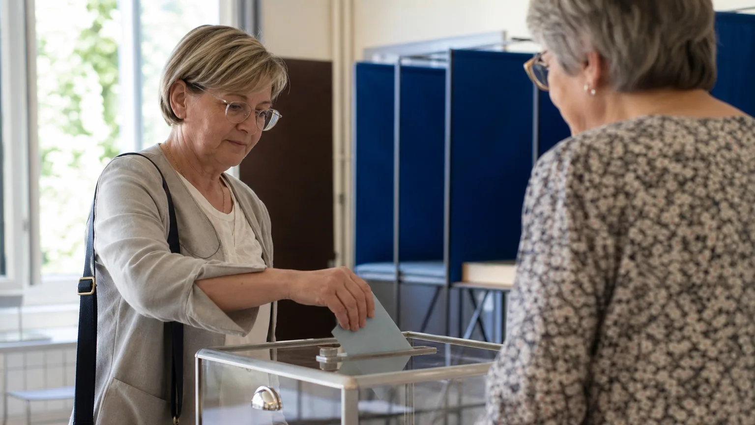 Une électrice glisse son bulletin dans l'urne lors des élections européennes en France.