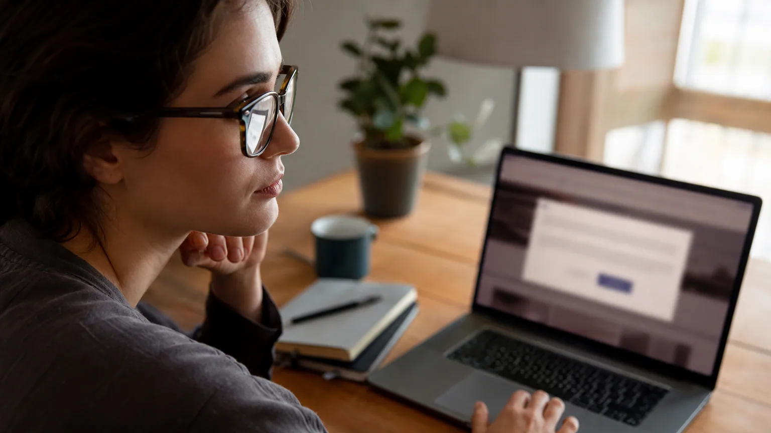 Une personne consulte un site web sur son ordinateur portable et s'apprête à régler ses préférences de cookies