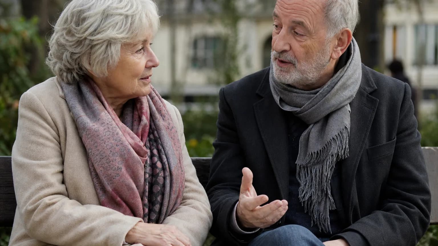 Personnes âgées discutant sur un banc public