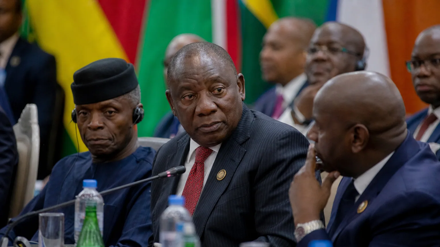 Chefs d'État et diplomates africains réunis autour d'une table lors d'un sommet international.