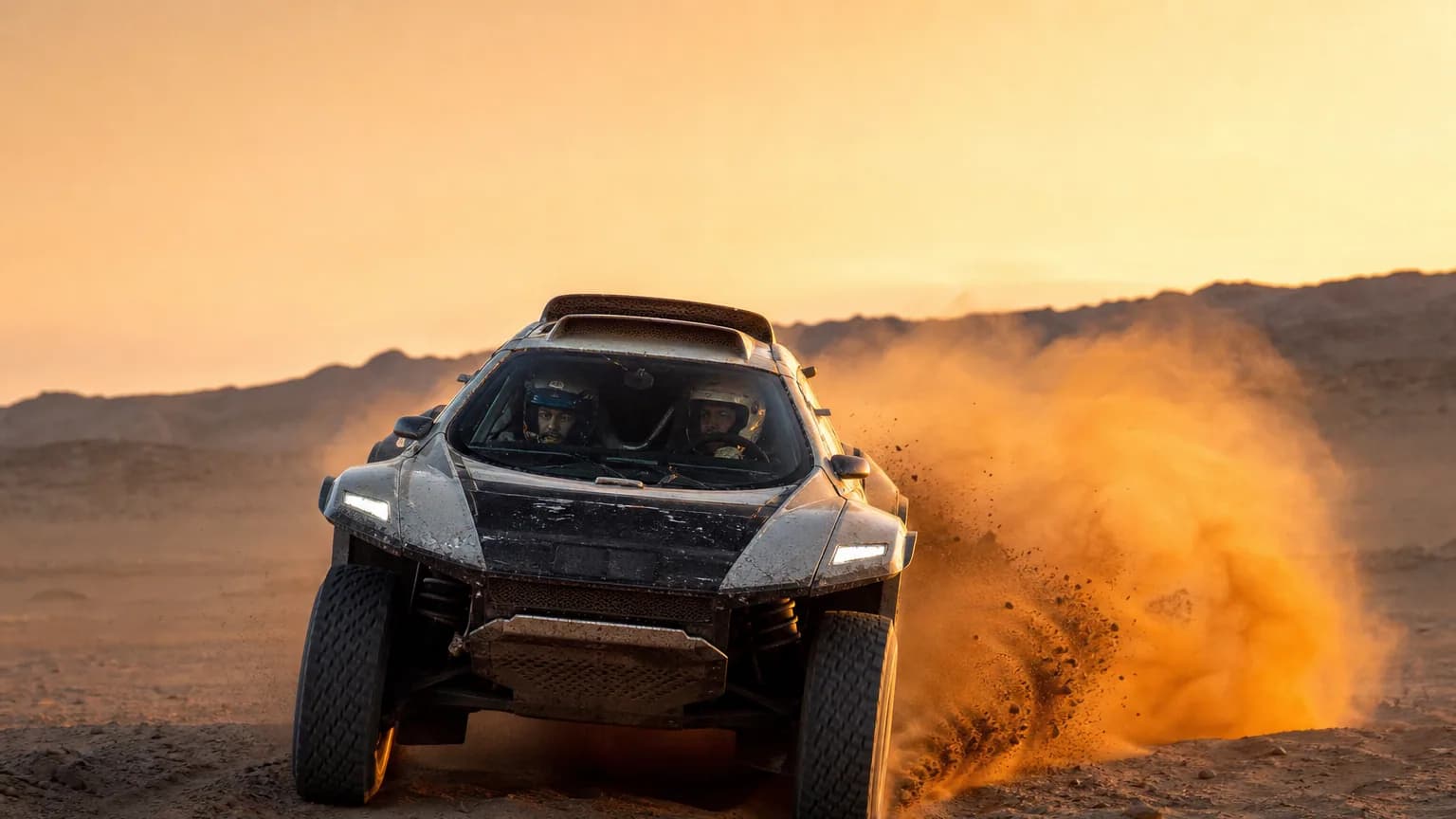 Voiture de rallye-raid soulevant un nuage de poussière dans le désert au lever du soleil